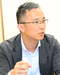 米田 寛 氏